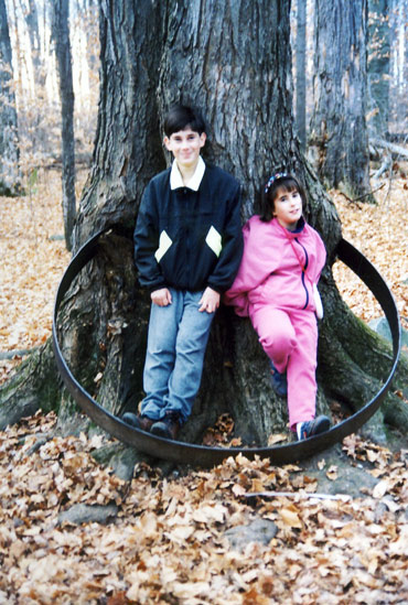 Enfants sur arbre à anneau au Bois Beckett